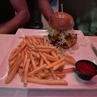Das Foto wurde bei Nicky Rottens Bar &amp;amp; Burger Joint von Comic-Con G. am 7/16/2022 aufgenommen