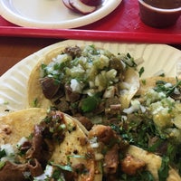 Das Foto wurde bei Vic&amp;#39;s Tacos von Alma M. am 9/28/2016 aufgenommen