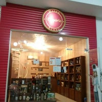 Foto diambil di Empório Drink Store oleh Ju S. pada 6/28/2015