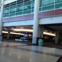 รูปภาพถ่ายที่ Terminal 2-Humphrey โดย Chase S. เมื่อ 5/12/2013