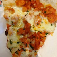 Foto diambil di Mama Theresa&#39;s Pizzeria &amp; Restaurant oleh Janine I. pada 7/14/2013