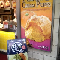 Photo taken at ビアードパパ (BEARD PAPA’S) 渋谷東急東横店 by AussieInJapan A. on 10/31/2012