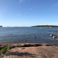 Photo taken at Lauttasaaren ulkoilupuisto by Ingvar P. on 6/1/2019