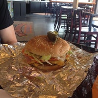 5/29/2013 tarihinde Haley H.ziyaretçi tarafından Burguesa Burger Denton'de çekilen fotoğraf