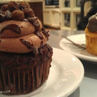 รูปภาพถ่ายที่ Isabelle&amp;#39;s Curly Cakes โดย Millie C. เมื่อ 11/16/2012