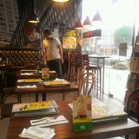 Photo taken at Kraze Burgers by 윤이 김. on 10/27/2012