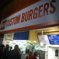 Снимок сделан в Custom Burgers by Pat La Frieda пользователем Brian K. 11/6/2012