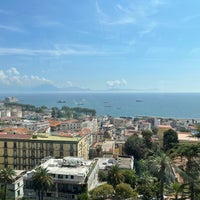 Foto tirada no(a) The Britannique Naples, Curio Collection by Hilton por Taco v. em 9/15/2023