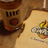 รูปภาพถ่ายที่ Cinder&amp;#39;s Charcoal Grill โดย Cheeto S. เมื่อ 3/27/2014