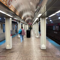 Photo taken at CTA - Clark/Division by Luís Fernando M. on 10/10/2022