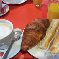 Photo taken at Le Café Populaire by oʞɐʞɐʇ on 11/30/2012