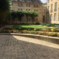 Photo taken at Jardin de l’Hôtel Lamoignon by Acrivi B. on 8/20/2017