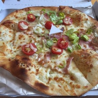 Photo taken at Pizza Mizza by Majo K. on 9/1/2016