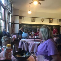 รูปภาพถ่ายที่ Schoolhouse Restaurant โดย Leslie H. เมื่อ 7/8/2018