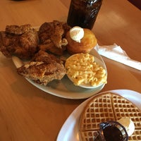 Photo taken at Lo Lo&amp;#39;s Chicken and Waffles by Matt E. on 5/20/2017