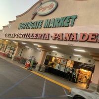 Foto tirada no(a) Northgate Gonzalez Markets por Khalid G. em 8/5/2021