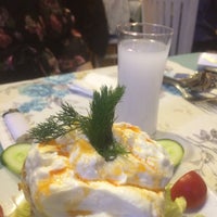 Das Foto wurde bei Mavraki Balık Restaurant von yasemin d. am 5/4/2018 aufgenommen