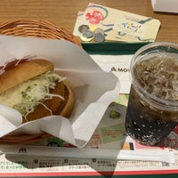 Photo taken at MOS Burger by にせすか nisesuka (. on 7/21/2022