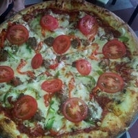 Das Foto wurde bei Free Wheeler Pizza von RetailGoddesses am 8/9/2013 aufgenommen