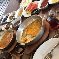 Foto tirada no(a) Serpmeköy Trabzon Köy Kahvaltısı por Veli Y. em 4/7/2019