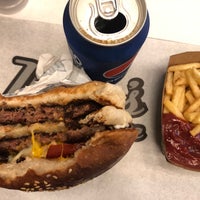 Foto scattata a Dobby&amp;#39;s Burger Place da Burak B. il 10/10/2019