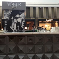 Foto tirada no(a) Vogue Cafe por Amer S. em 4/17/2013