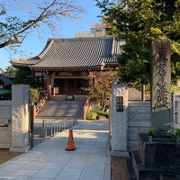 Photo taken at 妙圓寺 by James W. on 11/7/2022
