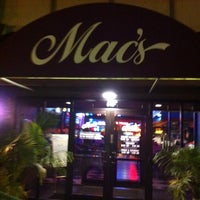 รูปภาพถ่ายที่ Mac&amp;#39;s Downtown โดย T C. เมื่อ 10/27/2012