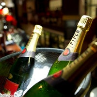Das Foto wurde bei Flutes Champagne &amp;amp; Cocktail Bar von Dolly K. am 5/26/2013 aufgenommen