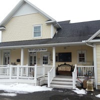 3/2/2013 tarihinde Nancy S.ziyaretçi tarafından White Linen Tea House And Gifts'de çekilen fotoğraf