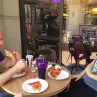 Foto tomada en Ray&amp;#39;s Pizza  por Cameron S. el 6/21/2014