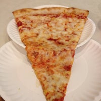 รูปภาพถ่ายที่ Mario&amp;#39;s Pizza โดย Nancye B. เมื่อ 12/11/2012