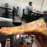 10/4/2018 tarihinde Andrew B.ziyaretçi tarafından Famous Famiglia Pizza - Maiden Lane'de çekilen fotoğraf
