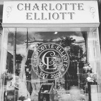 Foto tirada no(a) Charlotte Elliott and the Bookstore Next Door por Charlotte Elliott and the Bookstore Next Door em 11/13/2015