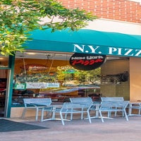 Das Foto wurde bei New York Pizza - Palo Alto von New York Pizza - Palo Alto am 3/23/2016 aufgenommen