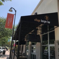 7/2/2018 tarihinde Tony D.ziyaretçi tarafından Village Burger Bar'de çekilen fotoğraf