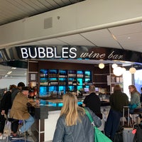 10/14/2022 tarihinde Tony D.ziyaretçi tarafından Bubbles Wine Bar'de çekilen fotoğraf
