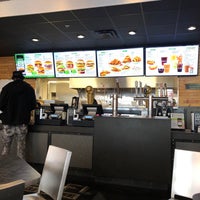 Foto diambil di BurgerFi oleh Jerry D. pada 4/8/2019