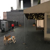 Das Foto wurde bei West Village Dog Run von Laura P. am 11/5/2017 aufgenommen