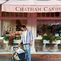 รูปภาพถ่ายที่ Chatham Candy Manor โดย Kelsey W. เมื่อ 8/14/2022