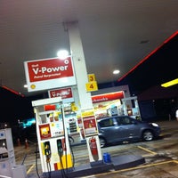 Foto diambil di Shell oleh Yeh 😍⚽🏀🍻🍔🍱🍣😍 pada 12/9/2012
