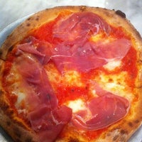 10/1/2012 tarihinde André F.ziyaretçi tarafından Pizza Mezzaluna'de çekilen fotoğraf