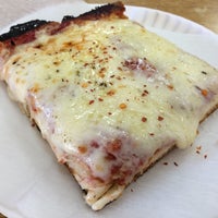 Foto tirada no(a) Tony Oravio Pizza por Jason W. em 9/25/2015