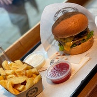 Das Foto wurde bei Ruff&amp;#39;s Burger Marienplatz von R am 10/31/2022 aufgenommen