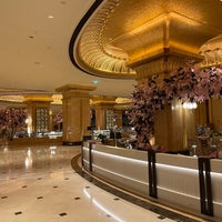 รูปภาพถ่ายที่ Emirates Palace Hotel โดย R เมื่อ 4/15/2024