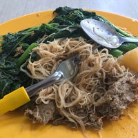 Photo taken at Kwan Tzi Zhai Vegetarian Cuisine by Massive H. on 7/9/2017
