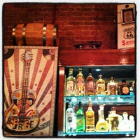 Foto tomada en Merle&amp;#39;s Whiskey Kitchen  por Brittney H. el 12/8/2012