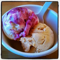 รูปภาพถ่ายที่ Jeni&amp;#39;s Splendid Ice Creams โดย alice c. เมื่อ 10/21/2012