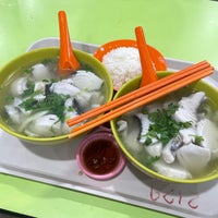 Photo taken at Han Kee Fish Soup by Peachie I. on 5/4/2022