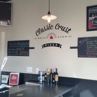 2/22/2015 tarihinde Classic Crust Pizzaziyaretçi tarafından Classic Crust Pizza'de çekilen fotoğraf